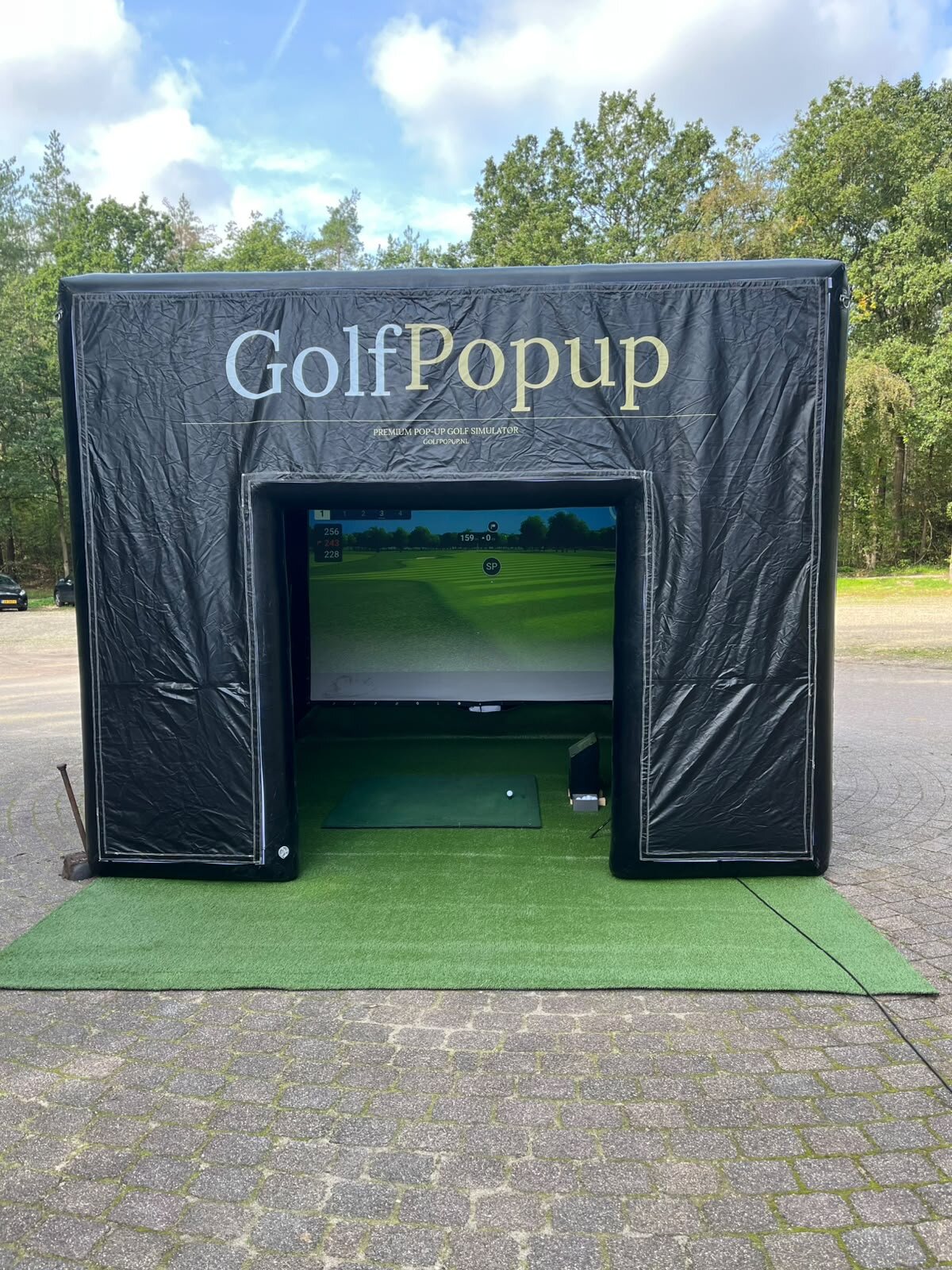 GolfPopup mobiele golfsimulator buiten opgesteld op locatie