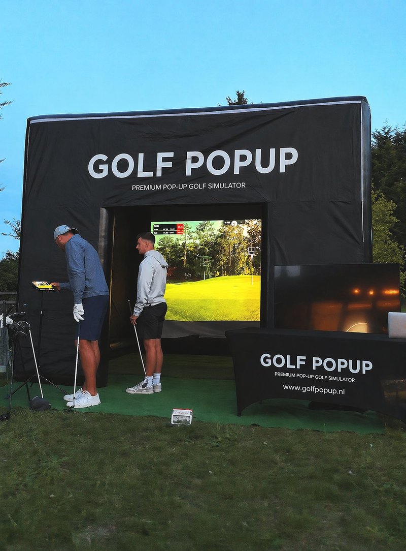 GolfPopup opstelling – professionele mobiele golfsimulator op een buitenevenement