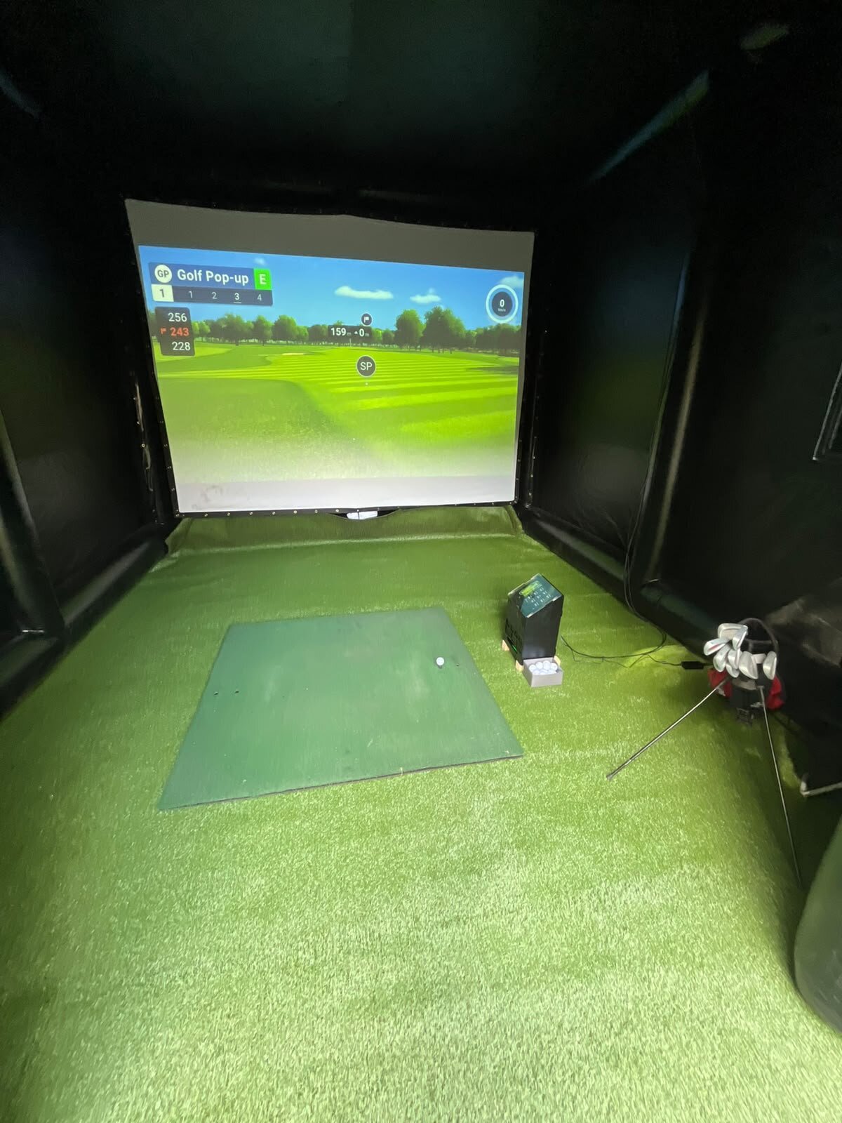 Golfclubs en ballen bij de GolfPopup golfsimulator, klaar voor gebruik